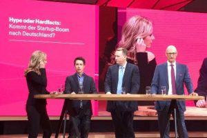 Christiane Stein und Tim Höttges für die Telekom auf der Messe in Hannover