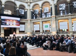 Christiane Stein moderiert in Berlin eine Konferenz zu KI