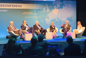 Christiane Stein moderiert die Industriekonferenz in Berlin