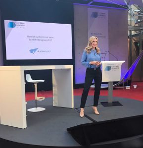 Christiane Stein moderiert für die Deutsche Luft und Raumfahrt eine Konferenz