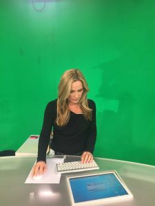 Christiane Stein im Nachrichten Studio von n-tv