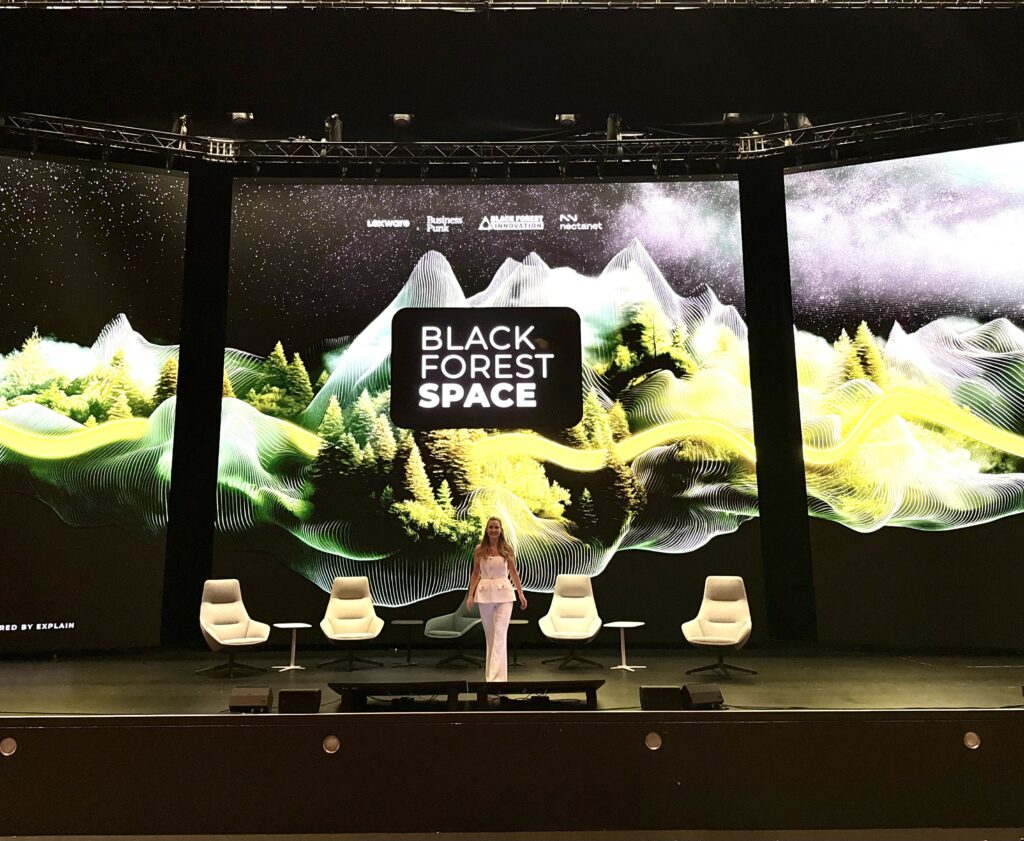 Event Moderatorin Christiane Stein auf der Festivalbühne