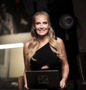 Christiane Stein moderiert und sitzt am Notebook